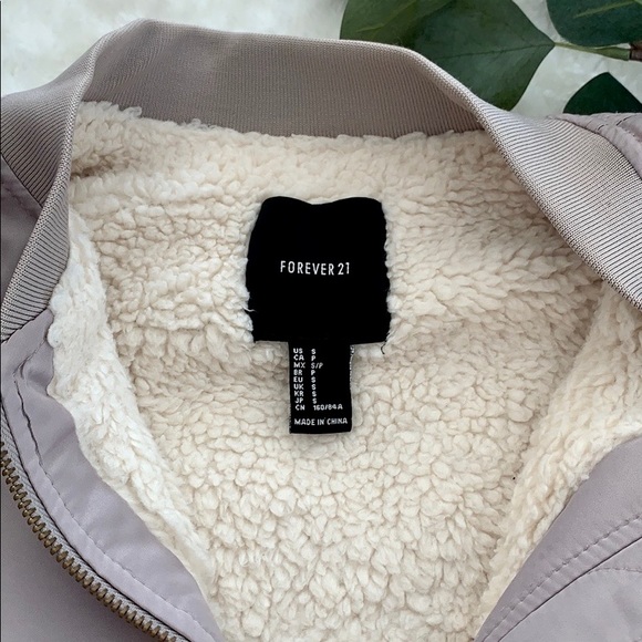 * Forever 21 bomber jacket * - Picture 3 of 4